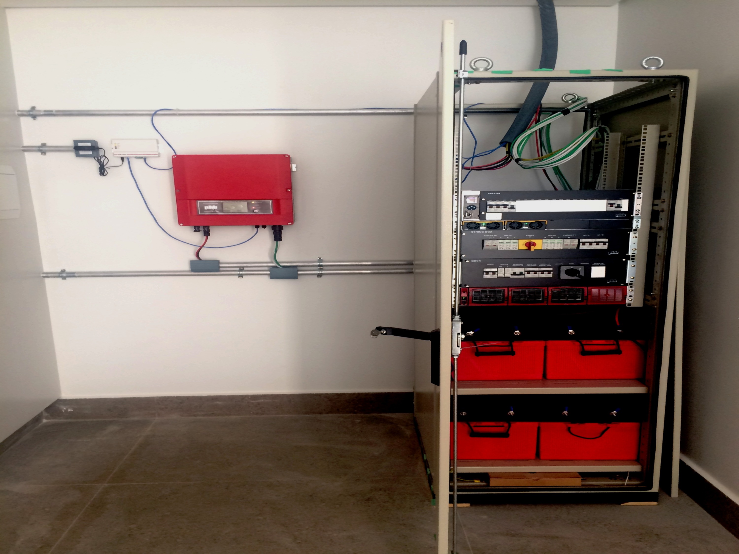 Sala Elétrica - Gerador Solar Híbrido.jpg